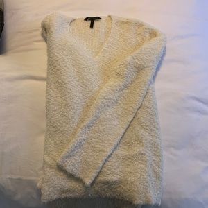 BCBG ivory pullover v-neck sweater